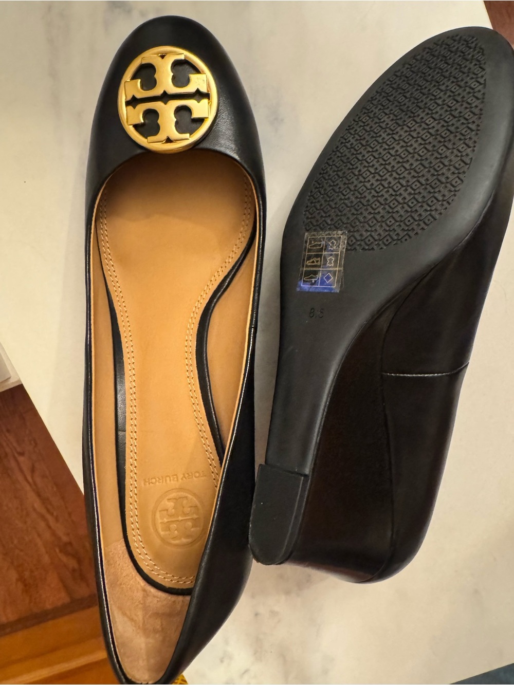 BRANDNEW Tory Burch Black Leather Ballet Wedges with Gold Logo Medallion - Picture 2 of 4